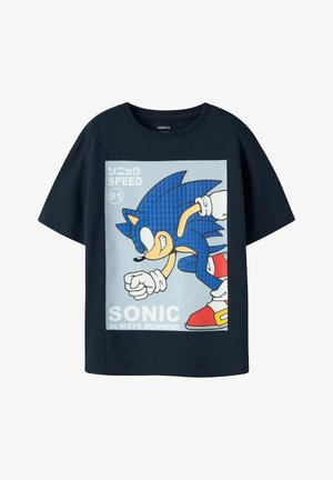 Marineblå T-shirt med grafik af Sonic the Hedgehog, der løber, tekst "Sonic Always Running", "Speed 91" og japanske tegn øverst til venstre.
