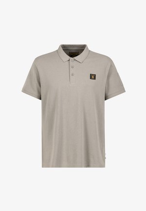 Grau Polo-Shirt aus weichem Stoff, mit einer Knopfleiste mit drei Knöpfen, kurzen Ärmeln und einem kleinen schwarzen Logo-Patch auf der Brust.
