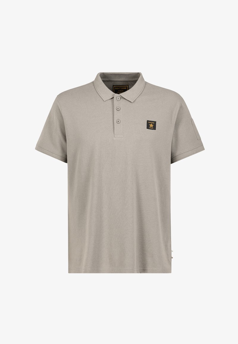 Grau Polo-Shirt aus weichem Stoff, mit einer Knopfleiste mit drei Knöpfen, kurzen Ärmeln und einem kleinen schwarzen Logo-Patch auf der Brust.