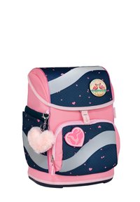 Rosa und marineblaue Rucksack mit Herzmustern, einer großen Fronttasche, silbernen Akzenten, einem flauschigen Schlüsselanhänger und einem dekorativen Abzeichen.