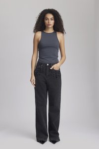 Grå tanktopp kombinert med høyt liv svart jeans med perledetaljer langs lommene, designet med en løs, rett passform.