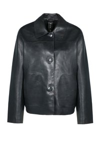 Giubbotto in pelle nera con collo a risvolto, due tasche frontali e chiusura a bottone. Texture liscia con design minimalista.