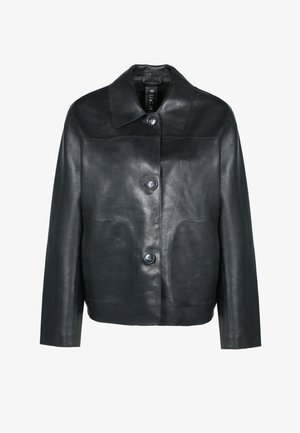 Schwarze Lederjacke mit einem Kragen, zwei Vorderaschen und Knopfverschluss. Glatte Textur mit minimalistischer Gestaltung.