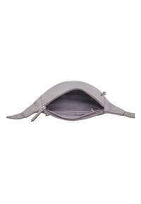 Grijze leren pouch met een gebogen ontwerp, voorzien van een ritssluiting en een stoffen binnenvoering, inclusief een klein ritsvakje aan de binnenkant.