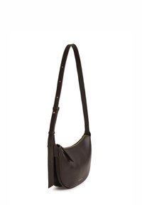 Borsa a spalla in pelle marrone con forma curva, zip dorata e tracolla regolabile. Texture liscia e design minimalista con un branding discreto.