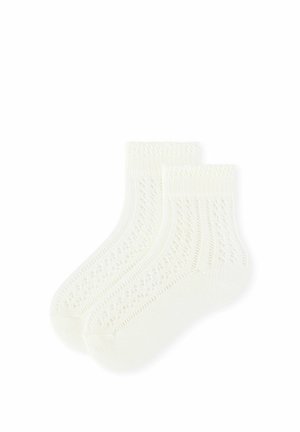 Para białych skarpetek do kostki z teksturowanym wzorem dzianiny i żebrowanym mankietem na białym tle.