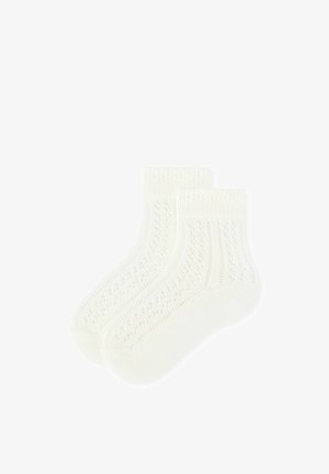 Para białych skarpetek do kostki z teksturowanym wzorem dzianiny i żebrowanym mankietem na białym tle.