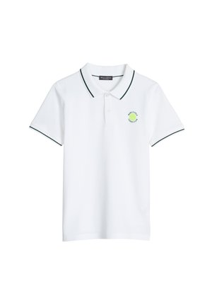 Witte polo met korte mouwen, zwarte bies aan kraag en mouwen, knopen aan de voorkant en een klein groen "Marc O'Polo Tennis Club"-logo op de linkerborst.