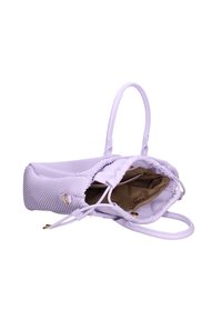 Borsa a tracolla lilla con un'esterno tessuto intrecciato, doppie spalline, chiusura con coulisse e un interno beige foderato con tasche.