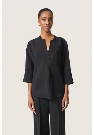 Blusa nera a tre quarti con scollatura a V e tessuto strutturato. Presenta una vestibilità comoda e dettagli a pieghe sul davanti.