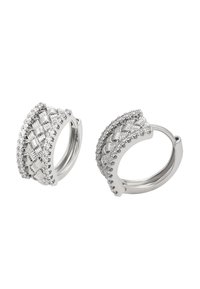 Stříbrné kruhové náušnice s tkaným texturovaným středem a řadami drobných třpytivých kamínků podél zakřivených okrajů, zobrazené na bílém pozadí.