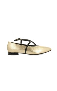 Zapato plano metálico dorado con cintas negras entrelazadas en el tobillo, punta afilada y tacón mínimo, con una superficie texturizada y acentos suaves.