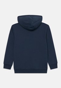 Sweatshirt azul marinho com capuz, de textura suave, mangas longas e punhos e barra canelados. Apresenta um design simples e sem adornos.