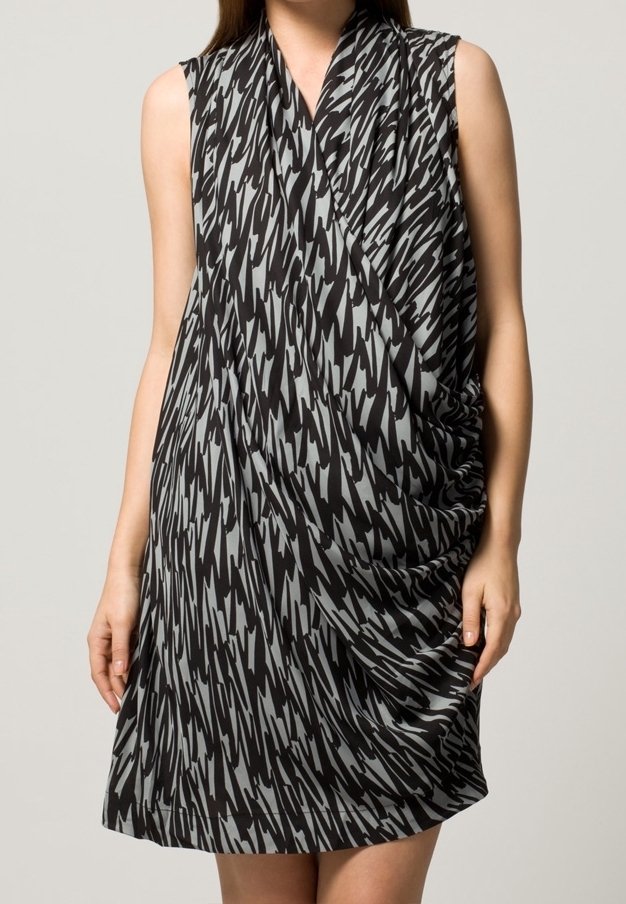 Schwarz-grau gemustertes Kleid mit ärmellosem Design, das eine drapierte Textur und eine lockere Passform aufweist, geeignet für den legeren Alltag.