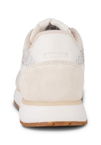 Weißer Sneaker mit einem strukturierten, künstlichen Schlangenleder-Obermaterial, Wildleder-Ferse und Gummisohle. Branding auf der Rückseite, minimalistisches Design.