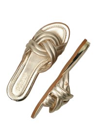 Sandales à enfiler métalliques dorées avec un design tressé sur le dessus. Elles présentent un talon plat et une finition lisse et brillante.