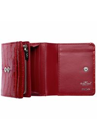 Portefeuille en cuir rouge avec une texture crocodile, doté d'un compartiment zippé, de plusieurs emplacements pour cartes et d'une fermeture à pression.