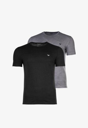 Due t-shirt semplici con scollo rotondo, una nera e una grigia, ciascuna con un piccolo logo ricamato sul petto sinistro.