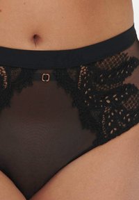 Schwarze hochtaillierte Unterwäsche aus weichem Mesh und Spitze, mit floralen Mustern, einem elastischen Bund und kleinen metallischen Details.