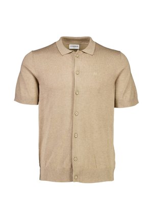 Cardigan beige de manga corta con cuello tipo polo, que cuenta con un cierre delantero de botones, puños acanalados y un pequeño logotipo en el lado izquierdo del pecho.