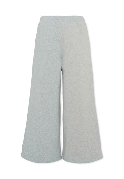 Jasnoszare spodnie o szerokich nogawkach wykonane z miękkiego materiału, z elastycznym pasem i gładką, jednolitą powierzchnią. Krawędzie są starannie wykończone.