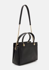 Sac à main en cuir noir avec une forme structurée, doté de deux poignées supérieures, d'une bandoulière en chaîne détachable et d'accents en métal doré.