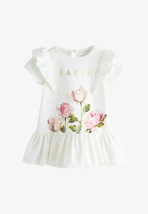 Hvid kjole til småbørn med flæsetærmer og -kant, med trykte lyserøde roser og guldtekst "BAKER" på brystet.