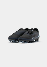 Sorte fodboldstøvler med en tekstureret overflade, der har blå detaljer og et strømlinet design. Udstyret med flere stifter for at skabe godt greb.