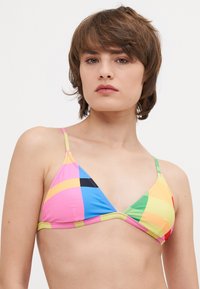 Háromszögletű bikini felső, élénk, színes foltvarrás mintával rózsaszín, kék, zöld és sárga színekben. Vékony pántok és kontrasztos varrás.