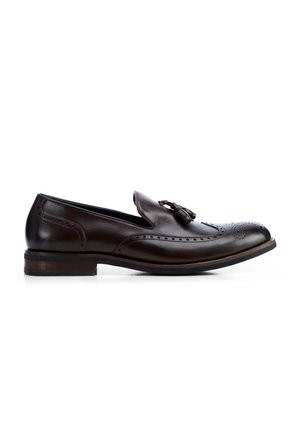 Mocasines de cuero marrón con un borlas decorativos, detalles de brogue en la puntera y un tacón de madera apilada. Textura suave y pulida.
