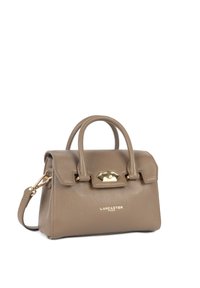 Borsa a tracolla in pelle color cuoio con design strutturato, doppio manico superiore, tracolla removibile, accessori in tonalità oro e logo impresso sul fronte.