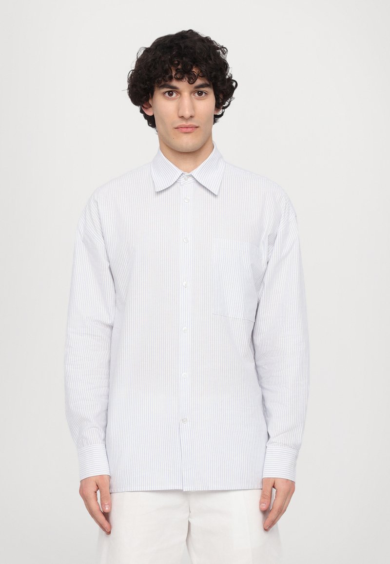 Camicia a righe button-up in blu chiaro e bianco, con colletto, taschino singolo sul petto e maniche lunghe con polsini abbottonati.