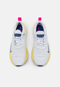 Nike Performance REACTX INFINITY  - Pantofi de alergare pe asfalt - photon dust/deep royal blue/white/saturn gold/fierce pink/aquarius blue