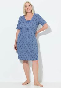 Modré pruhované šaty ke kolenům s krátkými rukávy, výstřihem do V a záhybovými detaily. Vyrobeno z jemné, lehké tkaniny se květinovými vzory.