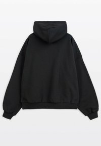 Czarna bluza z kapturem o luźnym kroju, z długimi rękawami, ściągaczami przy mankietach i pasie. Gładka faktura, bez widocznych wzorów czy ozdób.