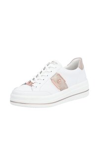 Basket en cuir blanc avec accents en or rose, devant à lacets, semelle épaisse et col rembourré pour plus de confort.