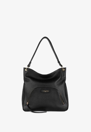 Schwarze Ledertasche mit lässigem Design, einem oberen Griff und einer vorderen Reißverschluss-Tasche. Hardware und Logo-Details in goldfarbener Ausführung. Weiche, strukturierte Oberfläche.