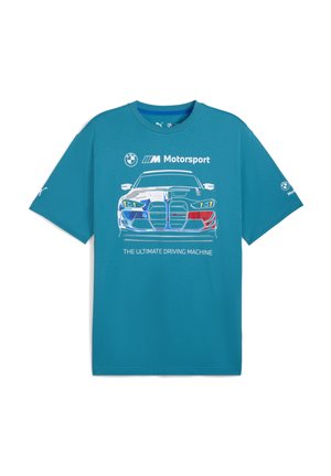 Tyrkis t-shirt med et grafik af en BMW bil, hvor teksten "THE ULTIMATE DRIVING MACHINE" og "M Motorsport" er tydeligt vist.