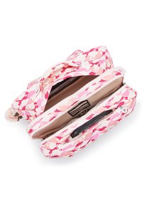 Flerfärgad tygväska med ett mönster i rosa och krämfärgat blommor, två zippered fack och en mjuk plyschdetalj på sidan.