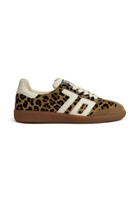 Sneaker low-top con stampa leopardata, strisce cucite bianche, tallone e linguetta beige, lacci bianchi e suola in gomma color caramello.