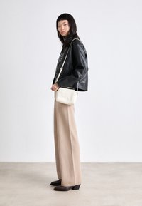 Calvin Klein Jeans SCULPTED CAMERA BAG - Borsa a tracolla - birch