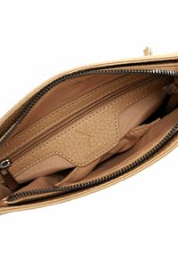 Interno della borsa color tan con fodera in tessuto liscio, numerose tasche e una sezione con zip testurizzata. Presenta una zip argento e dettagli del logo.