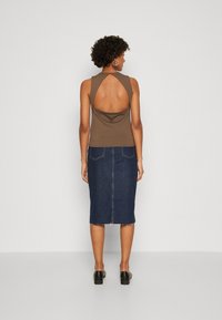 Guess SL MORA CUT OUT BACK - Bluse - general brown
