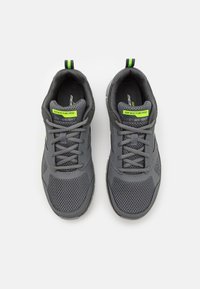 Graue Sportschuhe mit einem Obermaterial aus Mesh, Gummisohle, strukturiertem Design, Schnürsenkeln und neongrünen Akzenten. Leicht und atmungsaktiv.