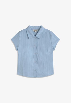 Camicia celeste chiaro a maniche corte con bottoni e righe verticali testurizzate, colletto a punta, mostrata distesa su uno sfondo bianco.