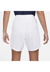 Shorts de sport blancs avec une taille élastique, dotés de ourlets roulés et d'un tissu léger et lisse. Vue arrière sans détails supplémentaires.