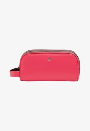 Borsa da toeletta rettangolare in pelle rosa brillante con una texture liscia, una cerniera superiore scura a contrasto e una maniglia laterale per un facile trasporto.