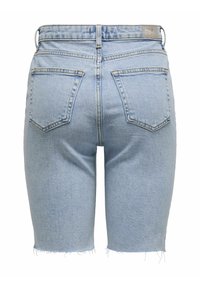 Shorts en denim bleu clair avec un ourlet effiloché, deux poches arrière et passants de ceinture. Fabriqués en tissu en coton texturé, conçus pour un usage décontracté.