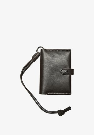Czarny skórzany portfel o gładkiej teksturze, prostokątnym kształcie, z zapięciem na napę oraz odpinanym paskiem z zapięciem.