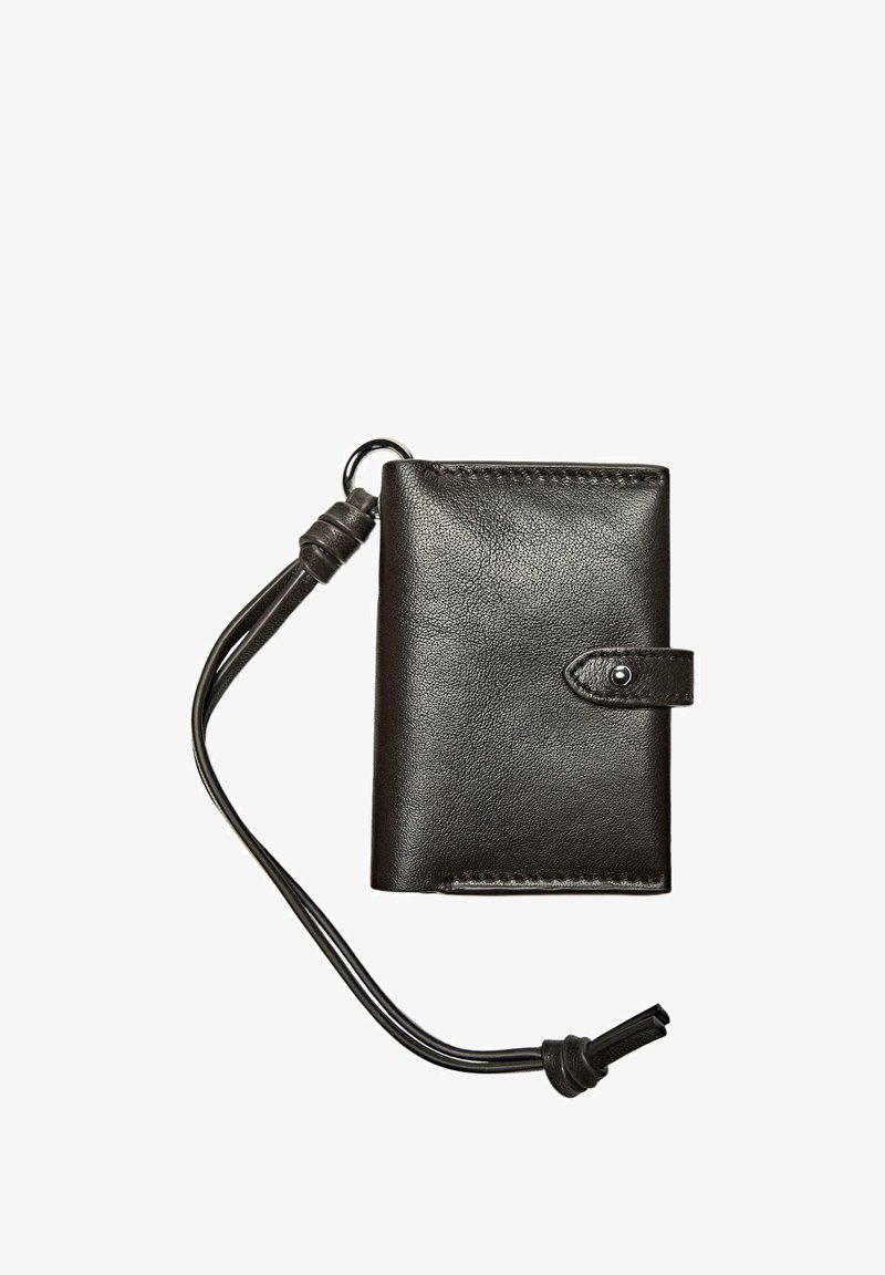 Zwarte leren portemonnee met een gladde textuur, rechthoekige vorm, drukknoopsluiting en een afneembare schouderband met een connector.